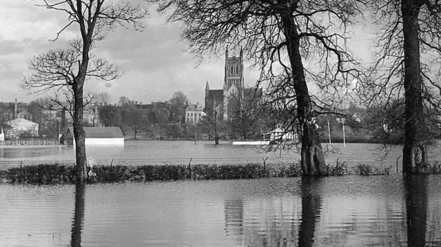 Photo of flooding in Worcester in 1947