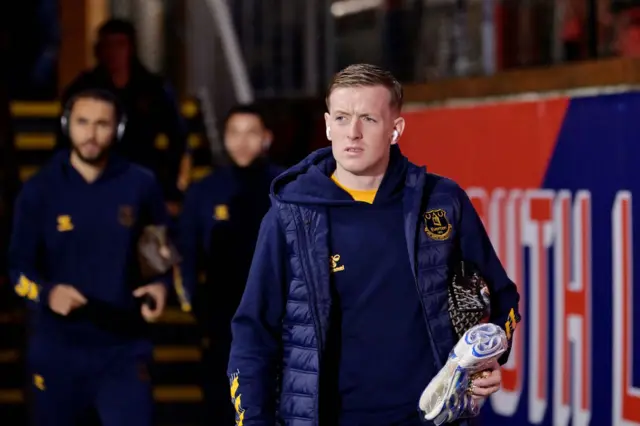 Jordan Pickford arrives at Selhurst Park with headphones in.