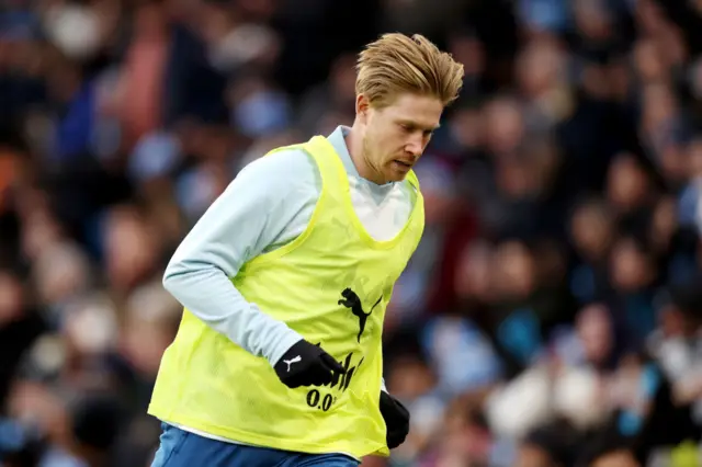 Kevin de Bruyne warms up