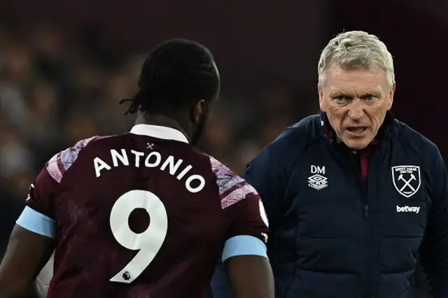 David Moyes speaks to West Ham United's English midfielder Michail Antonio on the touchline