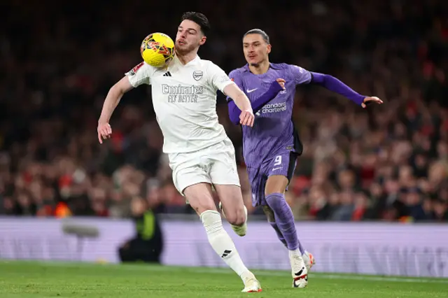 Declan Rice of Arsenal controls the ball whilst under pressure from Darwin Nunez