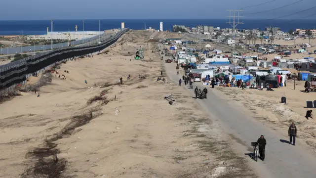 Displaced Palestinians seek shelter near the border with Egypt in Rafah