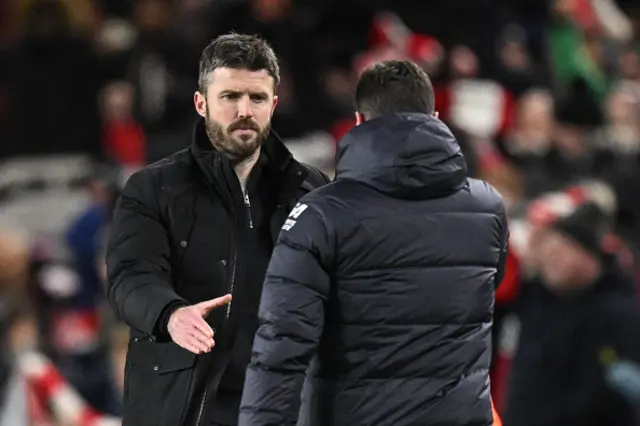 Mauricio Pochettino (R) congratulates Middlesbrough's English manager Michael Carric