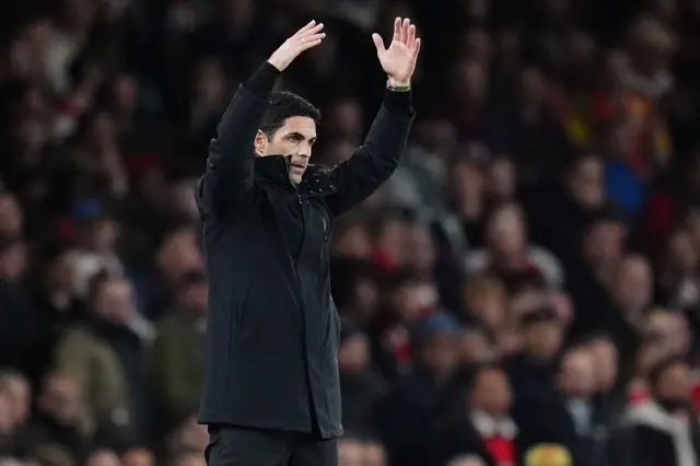 Arteta throws his arms in the air