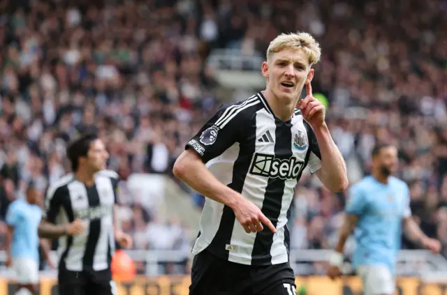 Anthony Gordon celebrating for Newcastle