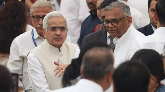 Reserve Bank of India Governor Shaktikanta Das (L) with the chairperson of the Tata Group, Chandrasekaran (R)