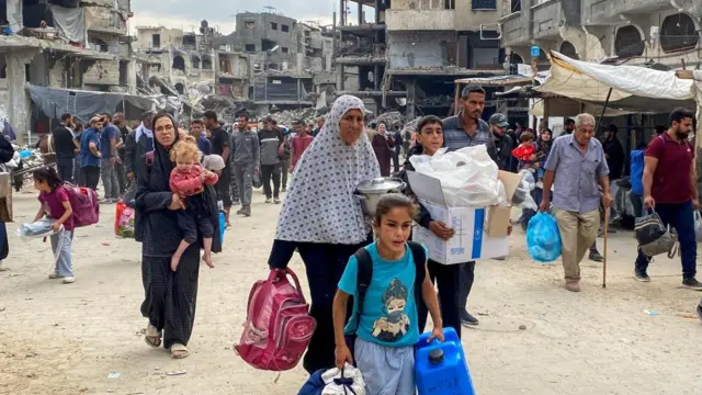 Displaced Palestinians make their way as they flee areas in northern Gaza Strip following an Israeli evacuation order, amid the Israel-Hamas conflict, in Jabalia, October 6, 2024.