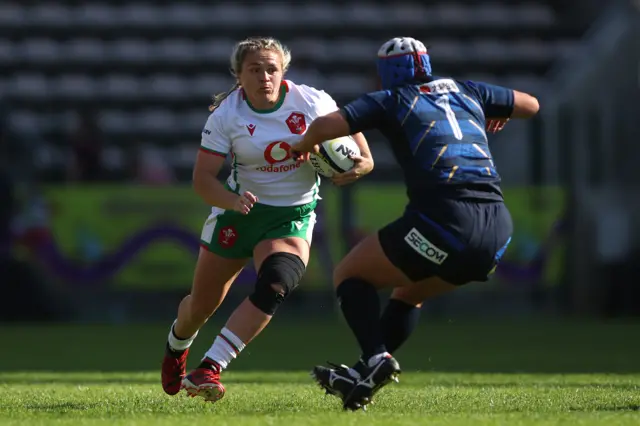 Hannah Bluck of Wales attempts to get past Sachiko Kato of Japan