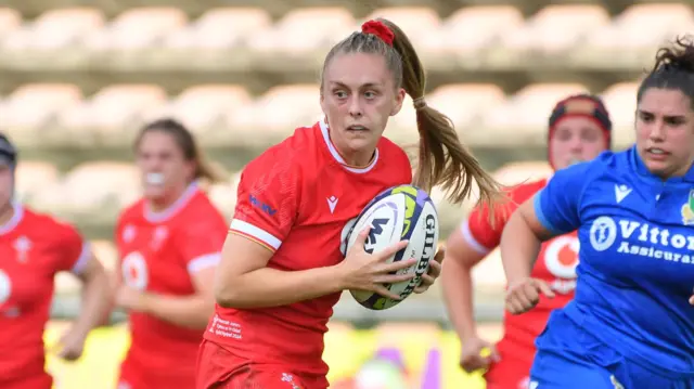 Hannah Jones in action against Italy