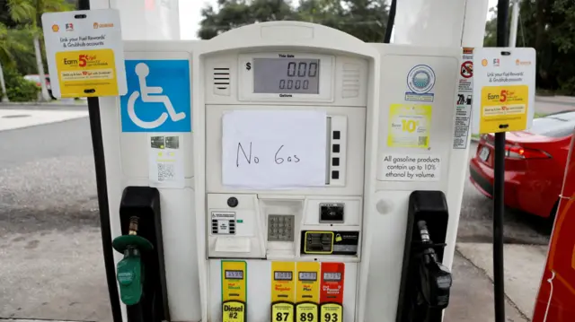 "No Gas" sign on petrol pump