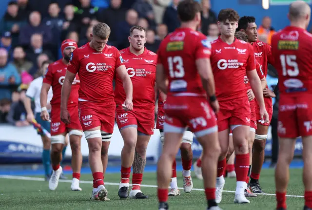 Scarlets players after conceding a penalty try