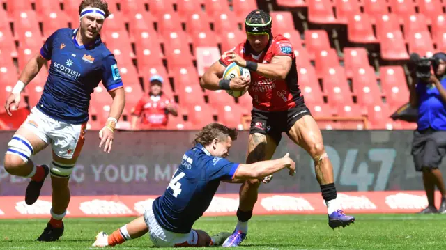 Edwill van der Merwe carries