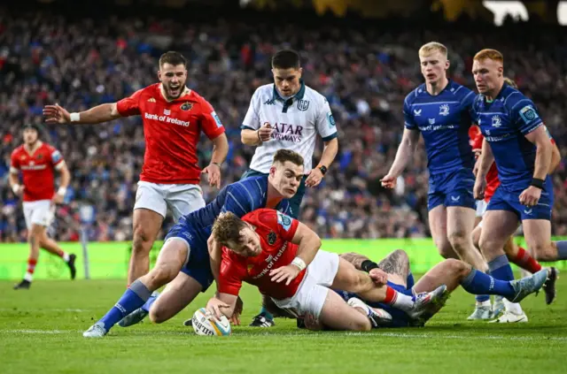 Sean O'Brien scores for Munster