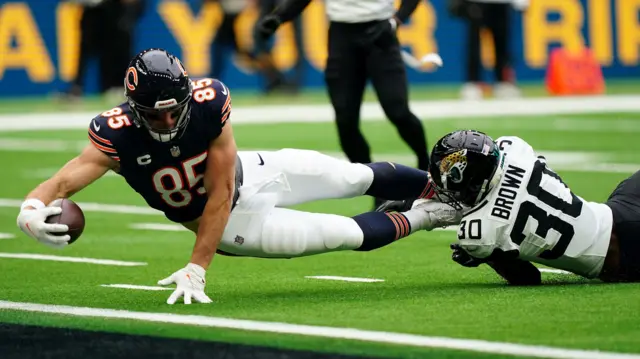 Cole Kmet scores a touchdown for the Chicago Bears