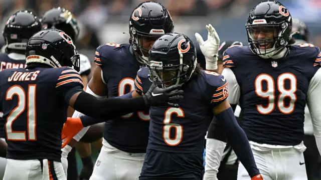 Chicago Bears defence celebrates a stop