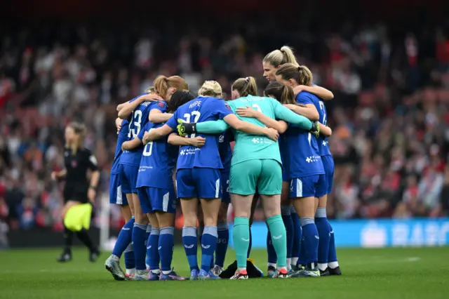 Everton players huddle together before kick off at Emirates Stadium