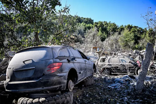 Two destroyed cars at the site of yesterday's Israeli air strike