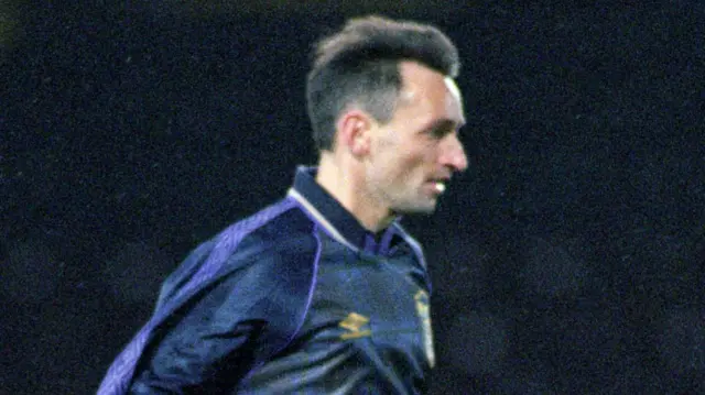 Pat Nevin playing for Scotland in 1995