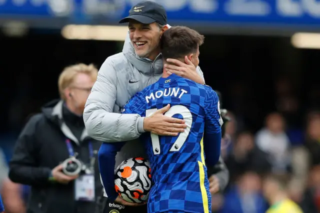 Thomas Tuchel embracing Mason Mount