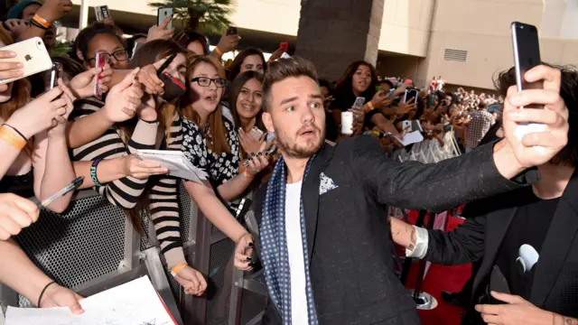 Liam Payne taking a selfie with a large crowd of fans at the 2015 Billboard Music Awards