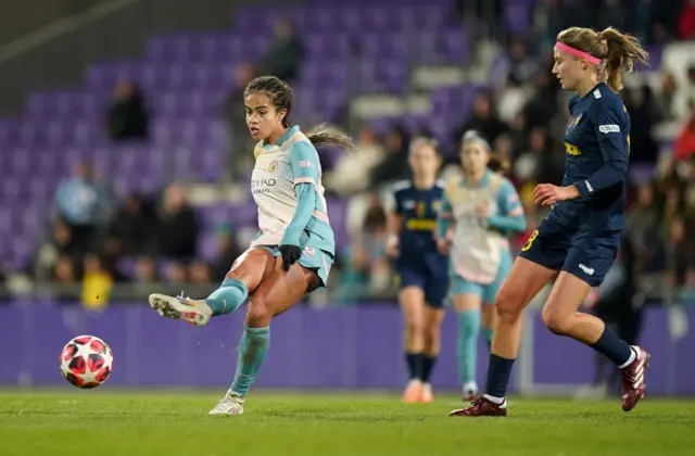 Mary Fowler passes the ball against St Polten