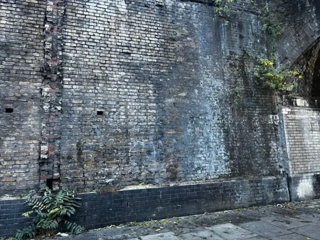 Wall outside Emirates Stadium