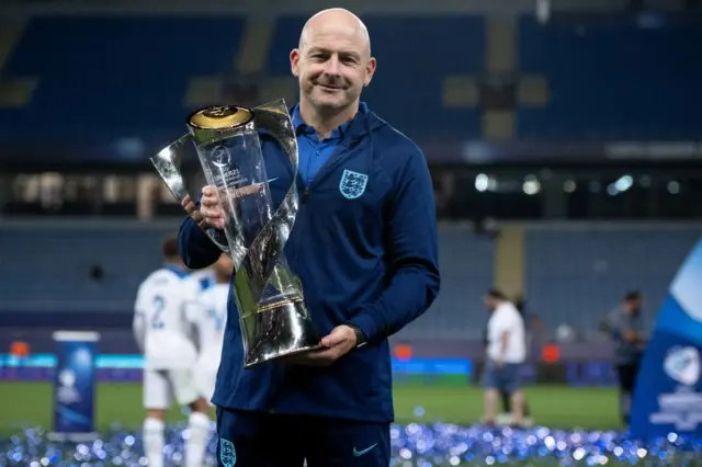 Lee Carsley holding the Euros U21 trophy