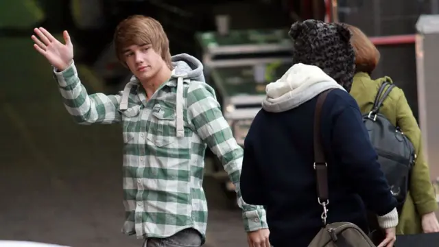 Liam Payne waves as he arrives at Fountain Studios in December 2010