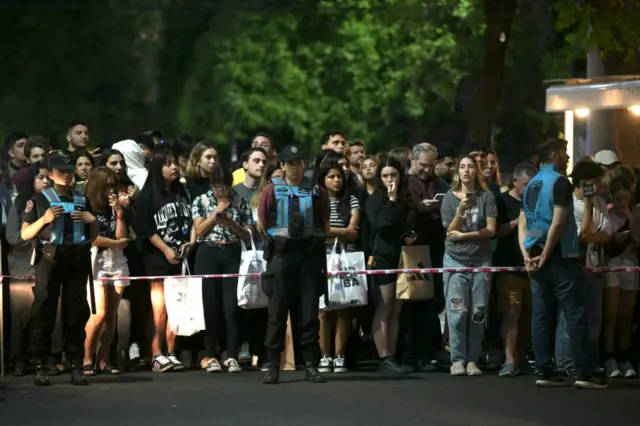 Fans of wait near the hotel where he died in Buenos Aires