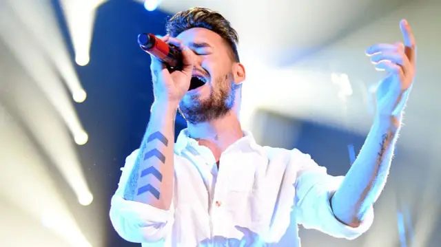 Liam Payne performs onstage during 102.7 KIIS FM Jingle Ball in 2015