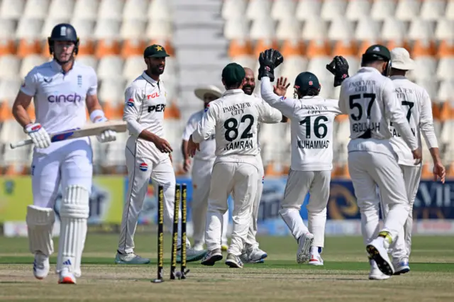 Pakistan celebrate Smith wicket