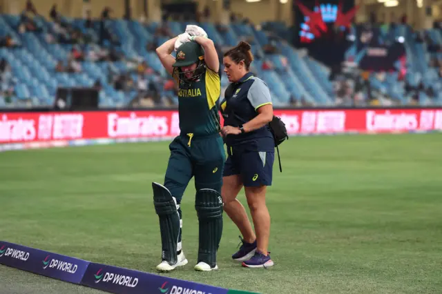 Alyssa Healy leaving the field injured v Pakistan