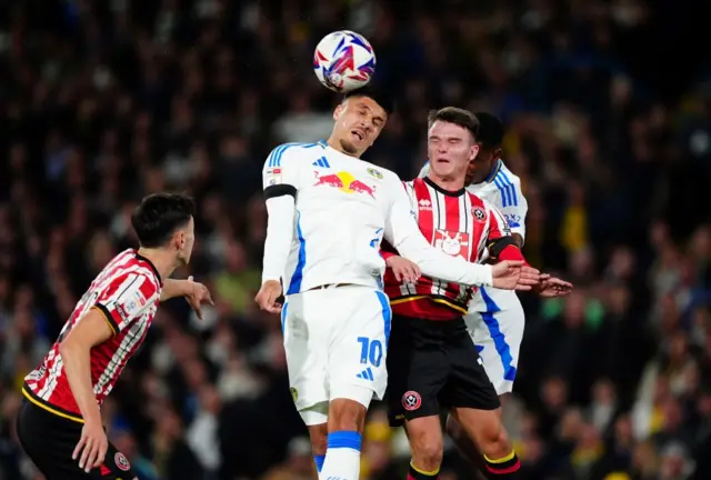 Sheffield United's Jamie Shackleton (second right) battles with Leeds United's Joel Piroe