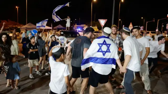 People react to the death of Hamas leader Yahya Sinwar in Sderot, Israel, on 17 October, 2024.