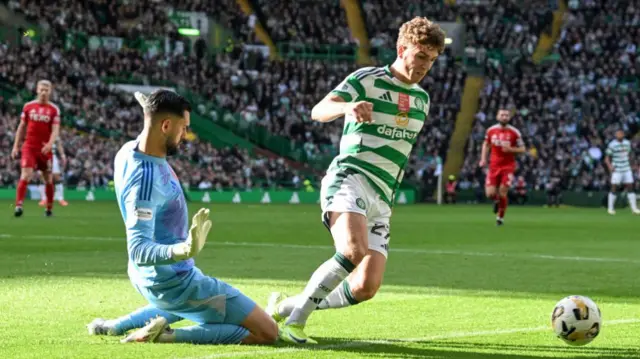 GLASGOW, SCOTLAND - OCTOBER 19: Celtic's Arne Engels (R) and Aberdeen's Dimitar Mitov in action during a William Hill Premiership match between Celtic and Aberdeen at Celtic Park, on October 19, 2024, in Glasgow, Scotland. (Photo by Rob Casey / SNS Group)