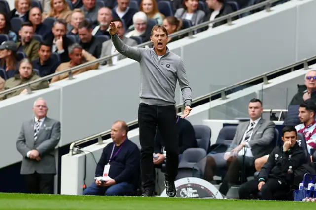 Julen Lopetegui, Manager of West Ham United, reacts