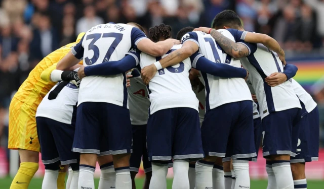 Tottenham Hotspur team huddle