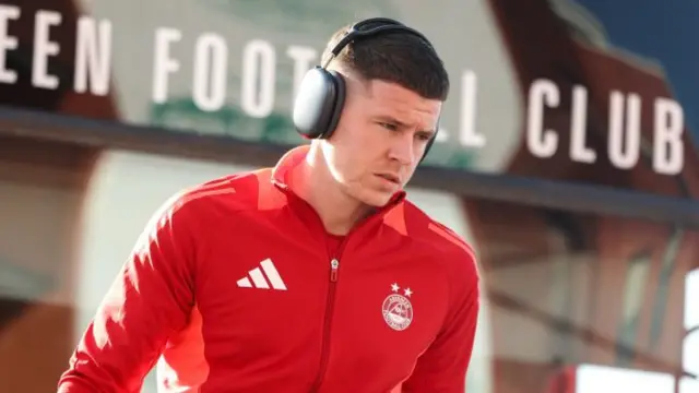 GLASGOW, SCOTLAND - OCTOBER 19: Aberdeen's Kevin Nisbet arrives ahead of a William Hill Premiership match between Celtic and Aberdeen at Celtic Park, on October 19, 2024, in Glasgow, Scotland. (Photo by Ross MacDonald / SNS Group)