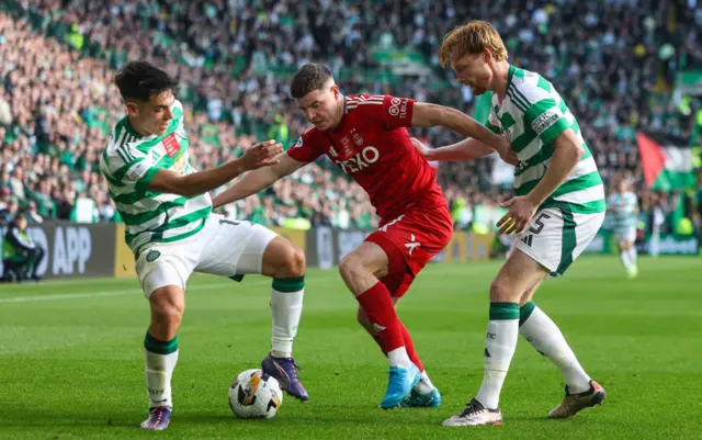 GLASGOW, SCOTLAND - OCTOBER 19: Aberdeen's Kevin Nisbet (centre) is challenged by Celtic's Alex Valle (L) and Liam Scales during a William Hill Premiership match between Celtic and Aberdeen at Celtic Park, on October 19, 2024, in Glasgow, Scotland. (Photo by Ross MacDonald / SNS Group)