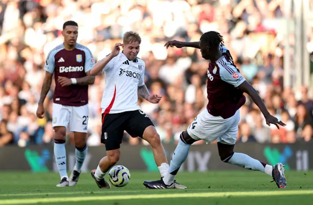 Emile Smith Rowe of Fulham is challenged by Amadou Onana