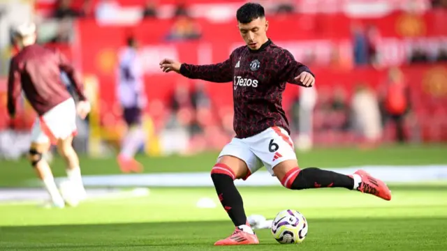 Lisandro Martinez of Manchester United warms up