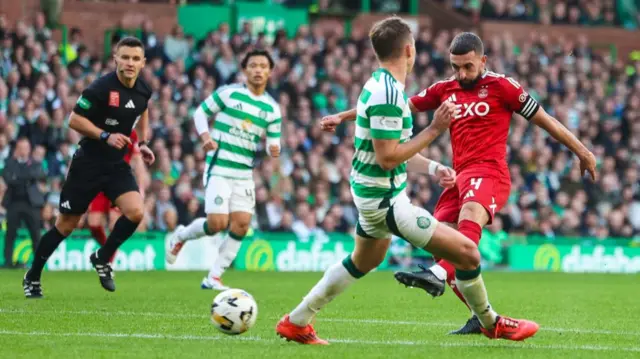 GLASGOW, SCOTLAND - OCTOBER 19: Aberdeen's Graeme Shinnie scores to make it 2-2 during a William Hill Premiership match between Celtic and Aberdeen at Celtic Park, on October 19, 2024, in Glasgow, Scotland. (Photo by Ross MacDonald / SNS Group)