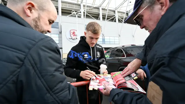 Riley McGree signs autograph