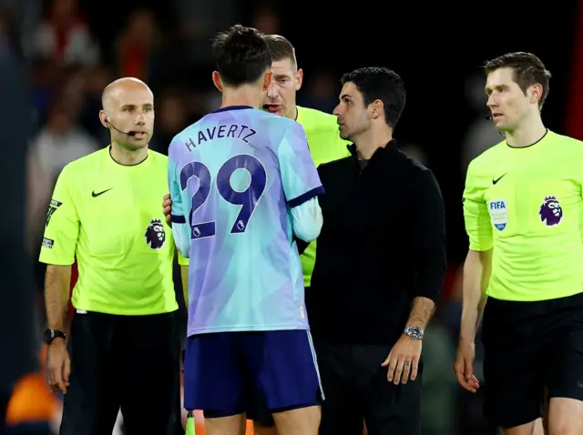 Arteta holds off Havertz from speaking to the referee at full time