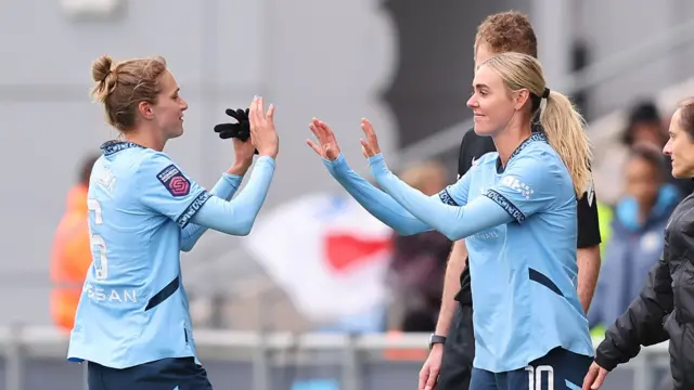 Jill Roord replaces Vivianne Miedema