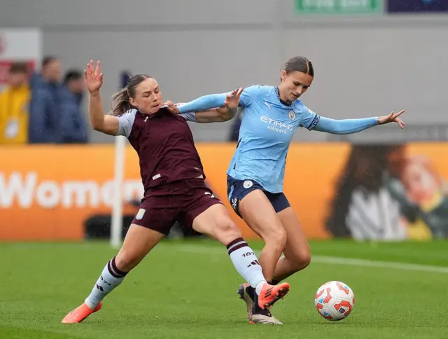 Kirsty Hanson in action against Manchester City's Kerstin Casparij