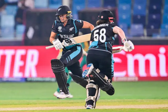 Suzie Bates and Georgia Plimmer run between the wickets