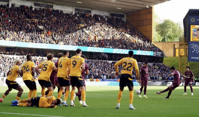 Ilkay Gundogan shoots