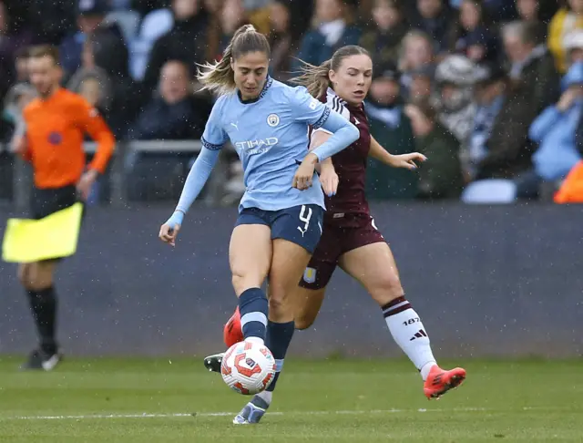 Kirsty Hanson in action with Manchester City's Laia Aleixandri