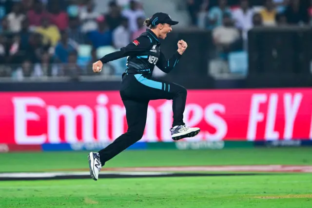 Suzie Bates celebrates the wicket of Laura Wolvaardt